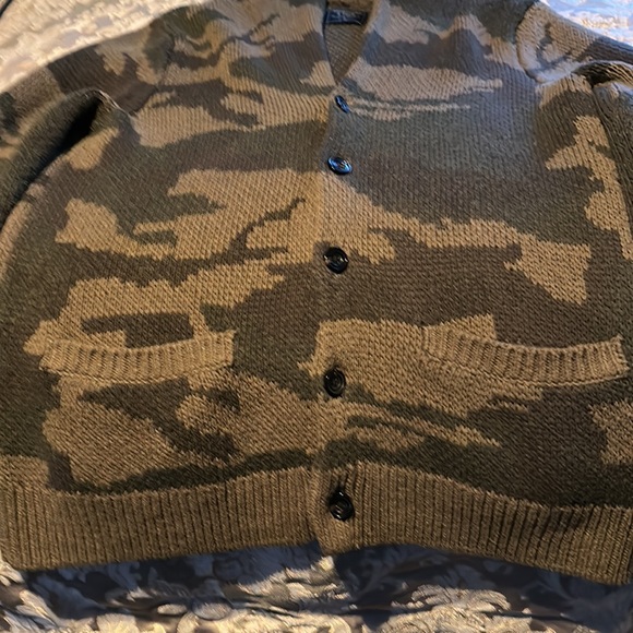 Abercrombie and Fitch men’s sweater, size medium! Camo pattern. - Picture 4 of 4